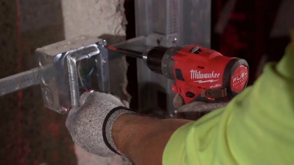 Milwaukee M12 FUEL M12FPD-601X Brushless Cordless Percussion Hammer Drill c/w 6.0AH Battery Charger