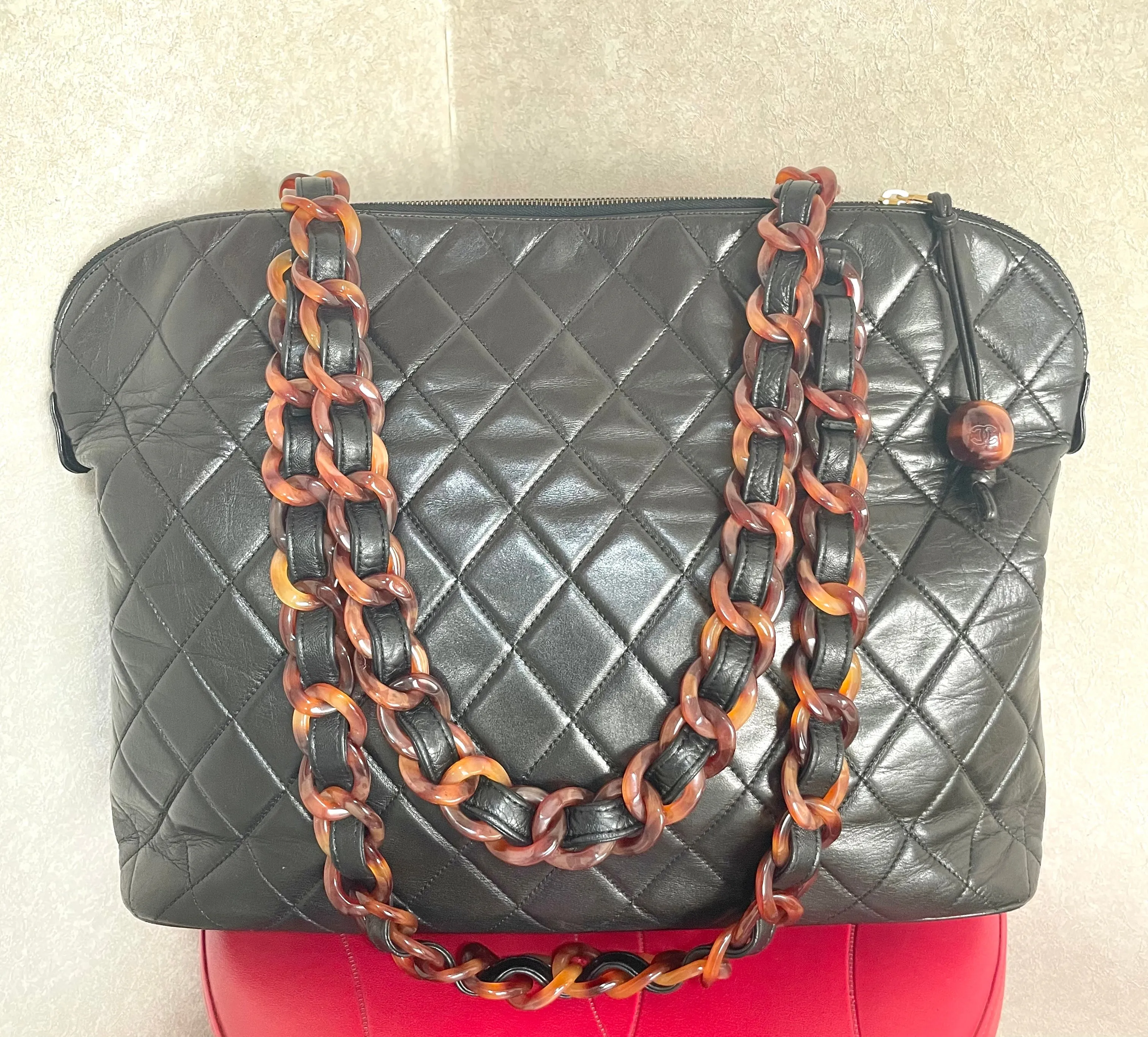 Vintage CHANEL black lambskin large tote bag with brown plastic chains and CC mark charm to the LAMPO zipper. 050206ac3