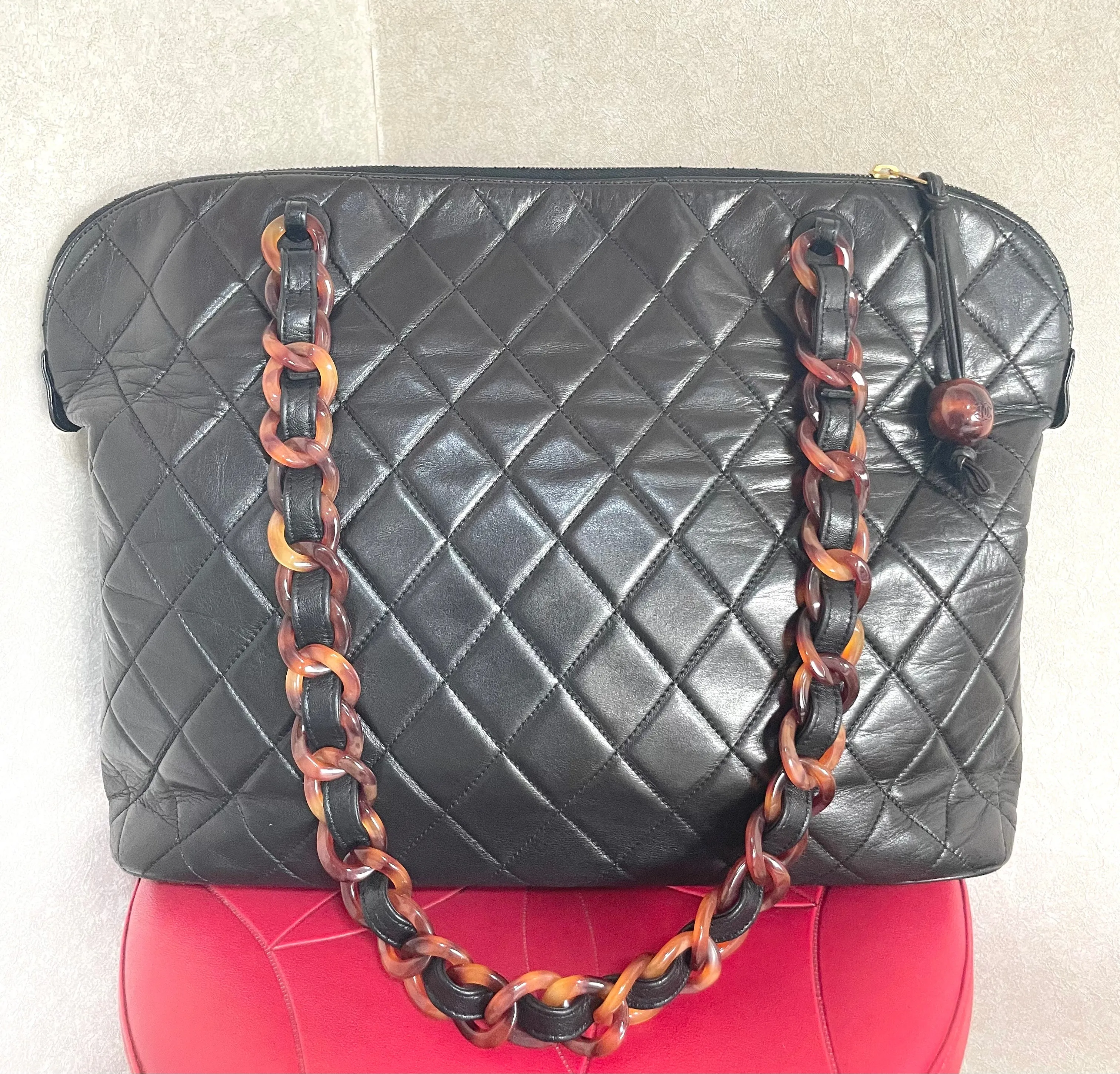 Vintage CHANEL black lambskin large tote bag with brown plastic chains and CC mark charm to the LAMPO zipper. 050206ac3