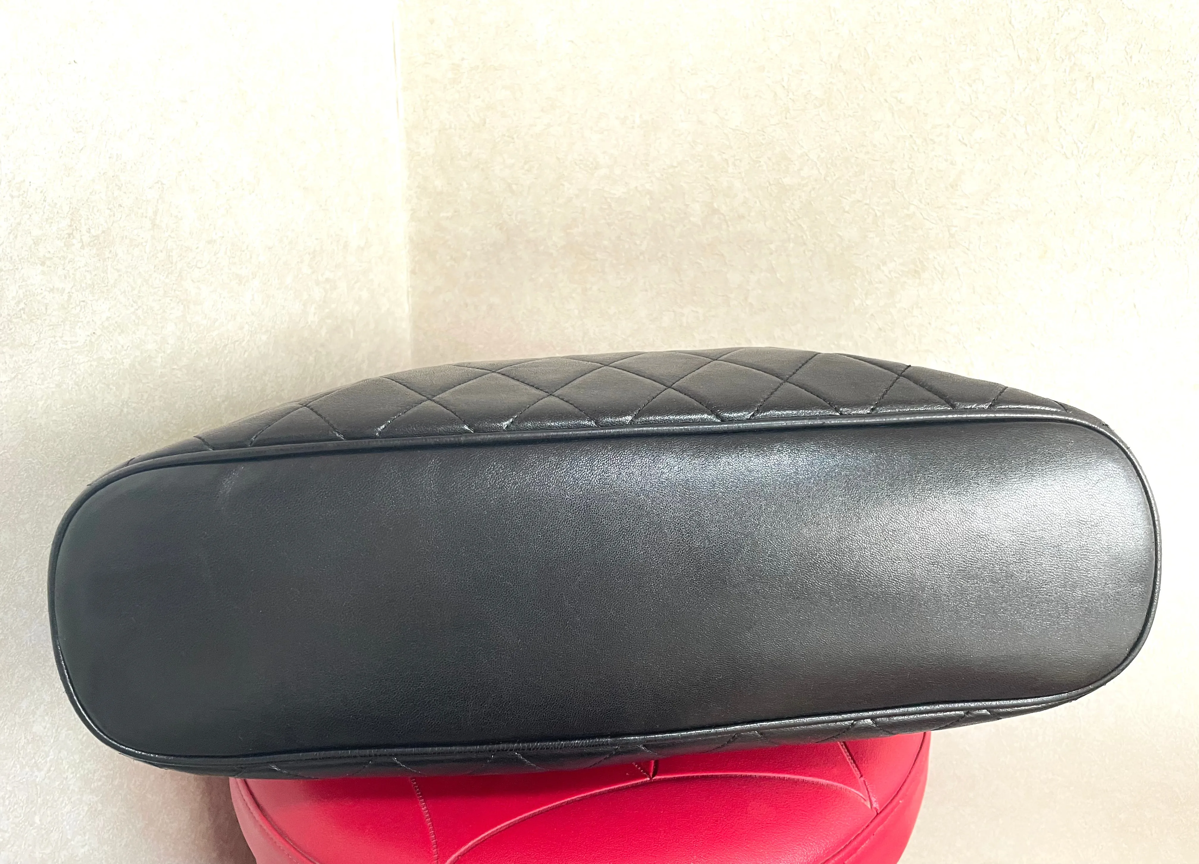 Vintage CHANEL black lambskin large tote bag with brown plastic chains and CC mark charm to the LAMPO zipper. 050206ac3