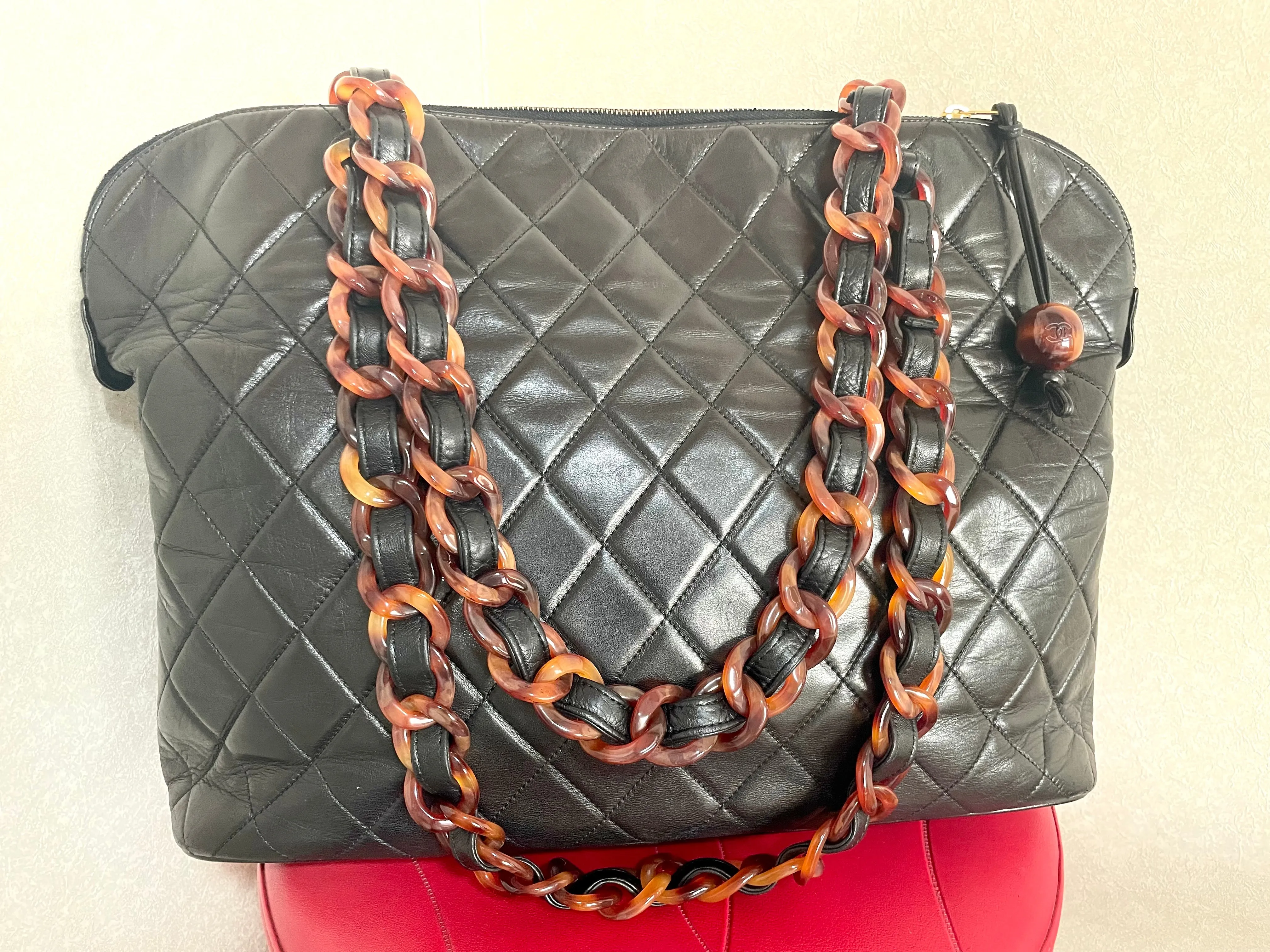 Vintage CHANEL black lambskin large tote bag with brown plastic chains and CC mark charm to the LAMPO zipper. 050206ac3