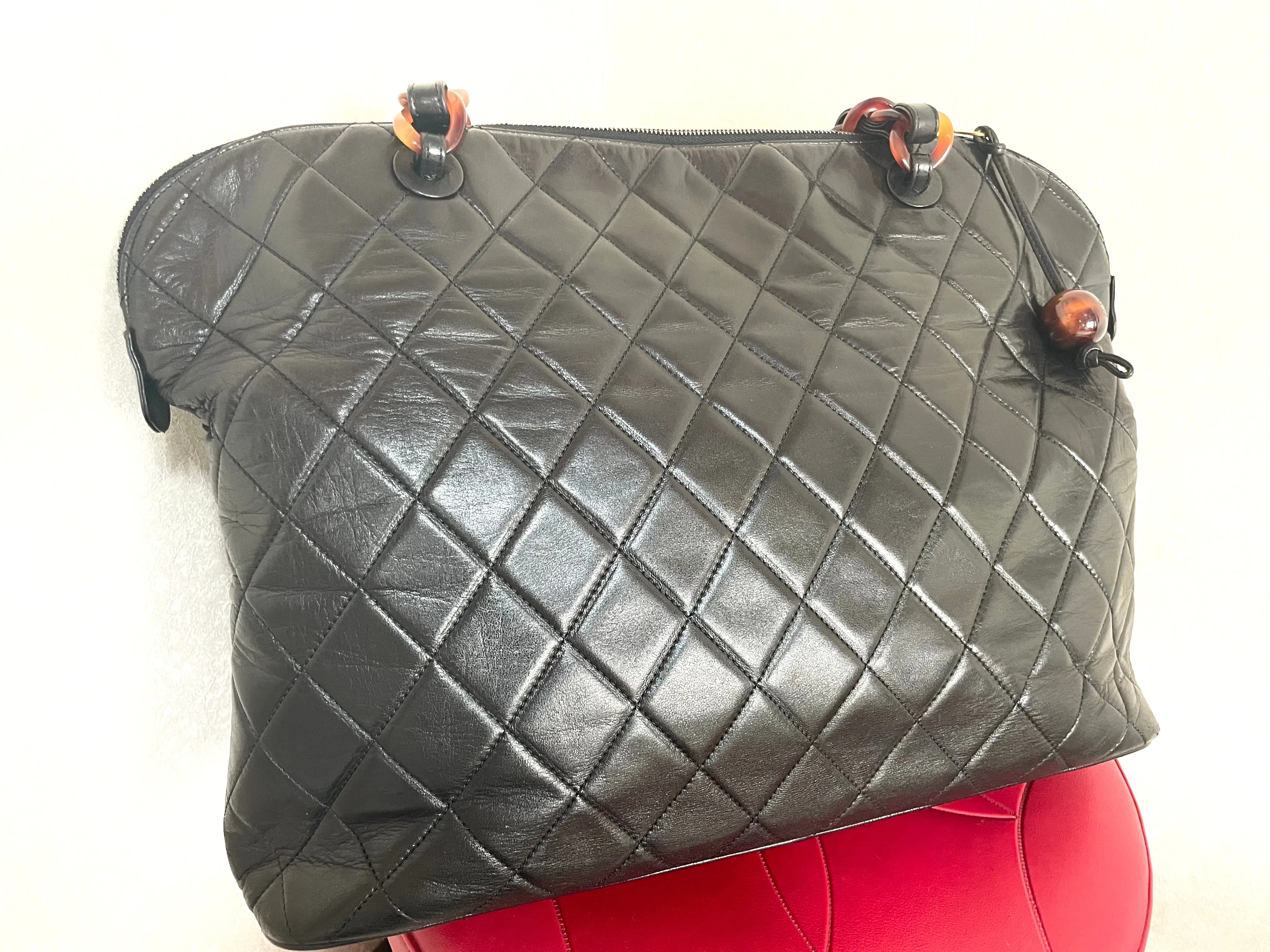 Vintage CHANEL black lambskin large tote bag with brown plastic chains and CC mark charm to the LAMPO zipper. 050206ac3