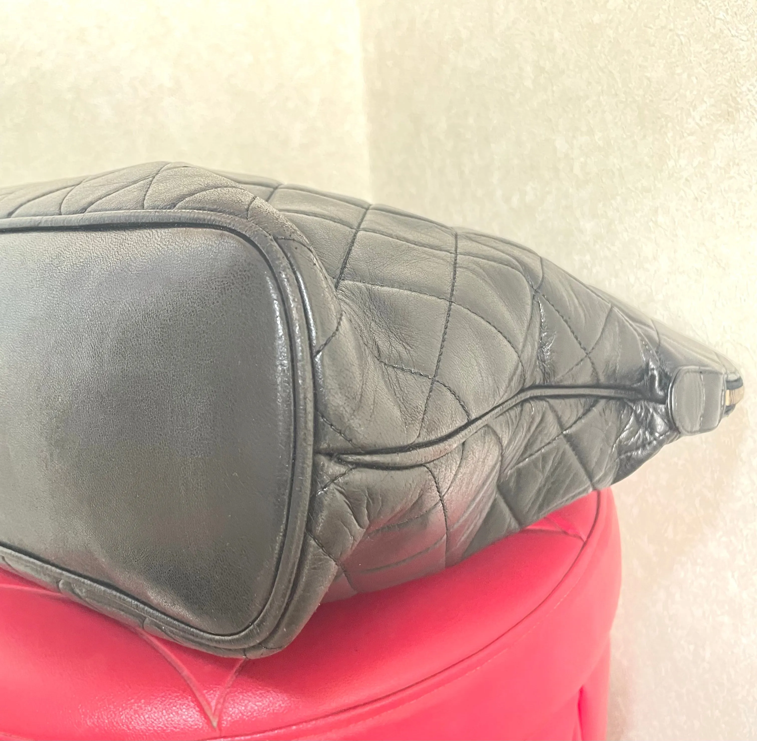Vintage CHANEL black lambskin large tote bag with brown plastic chains and CC mark charm to the LAMPO zipper. 050206ac3