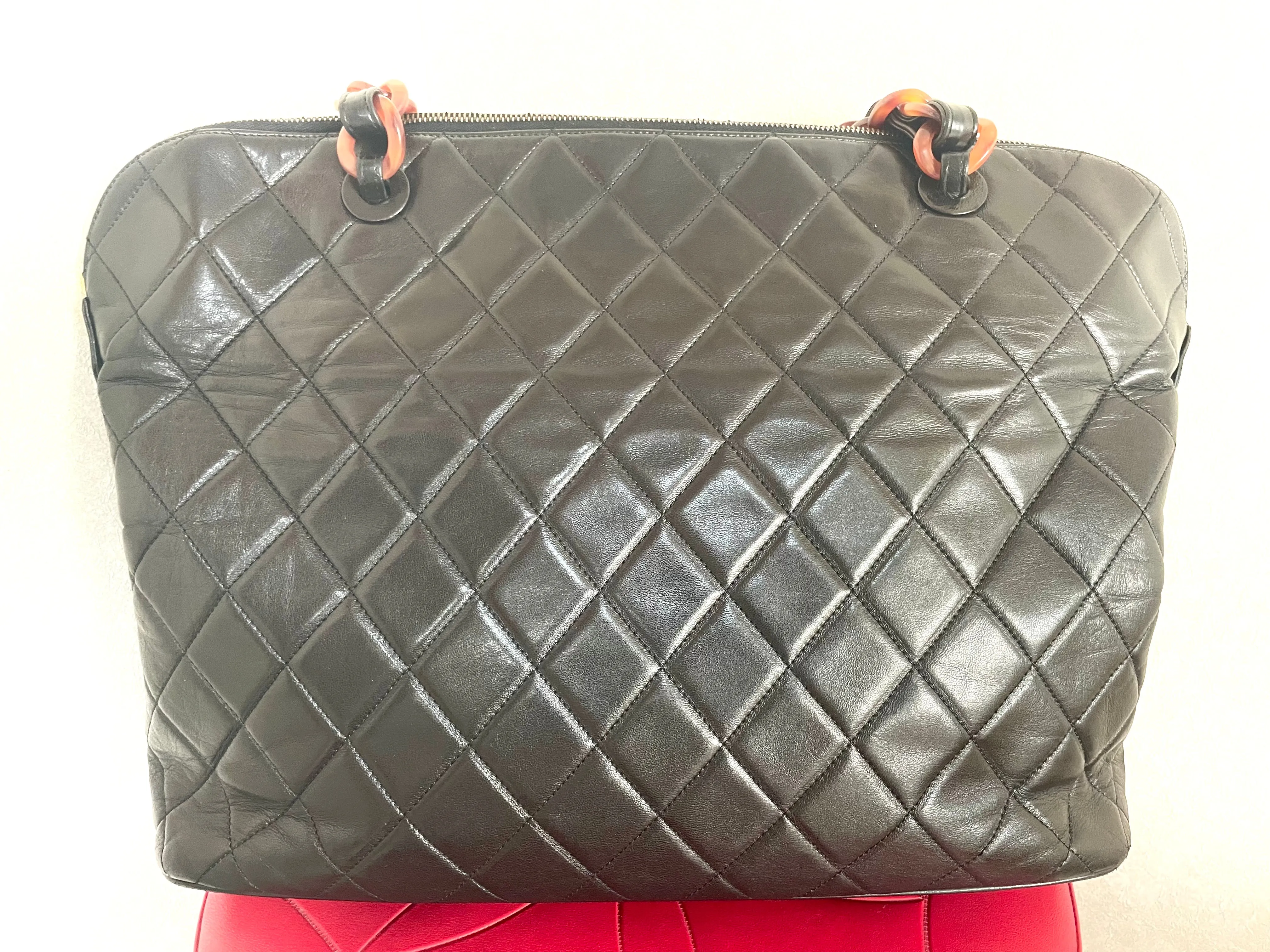 Vintage CHANEL black lambskin large tote bag with brown plastic chains and CC mark charm to the LAMPO zipper. 050206ac3