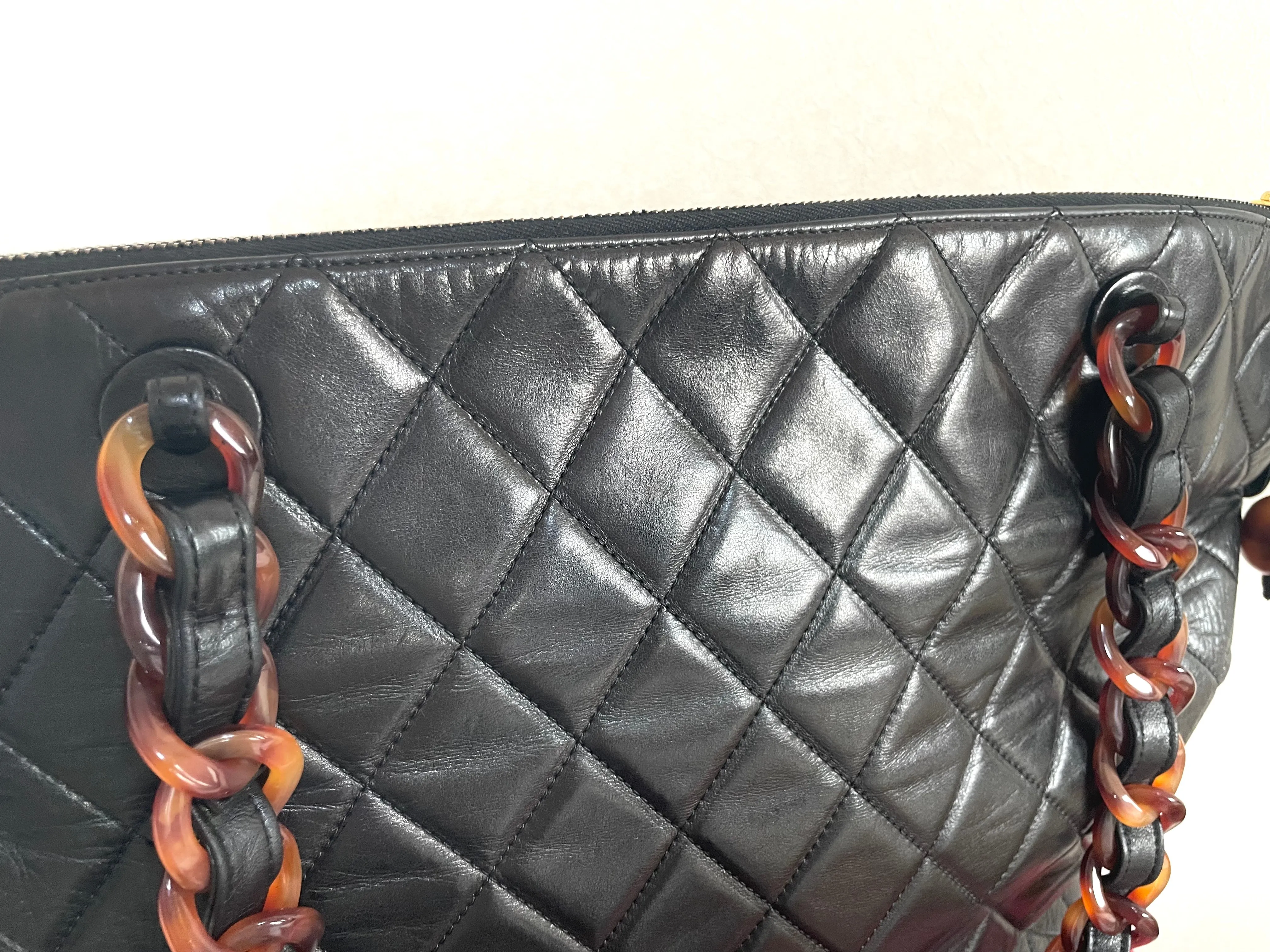Vintage CHANEL black lambskin large tote bag with brown plastic chains and CC mark charm to the LAMPO zipper. 050206ac3