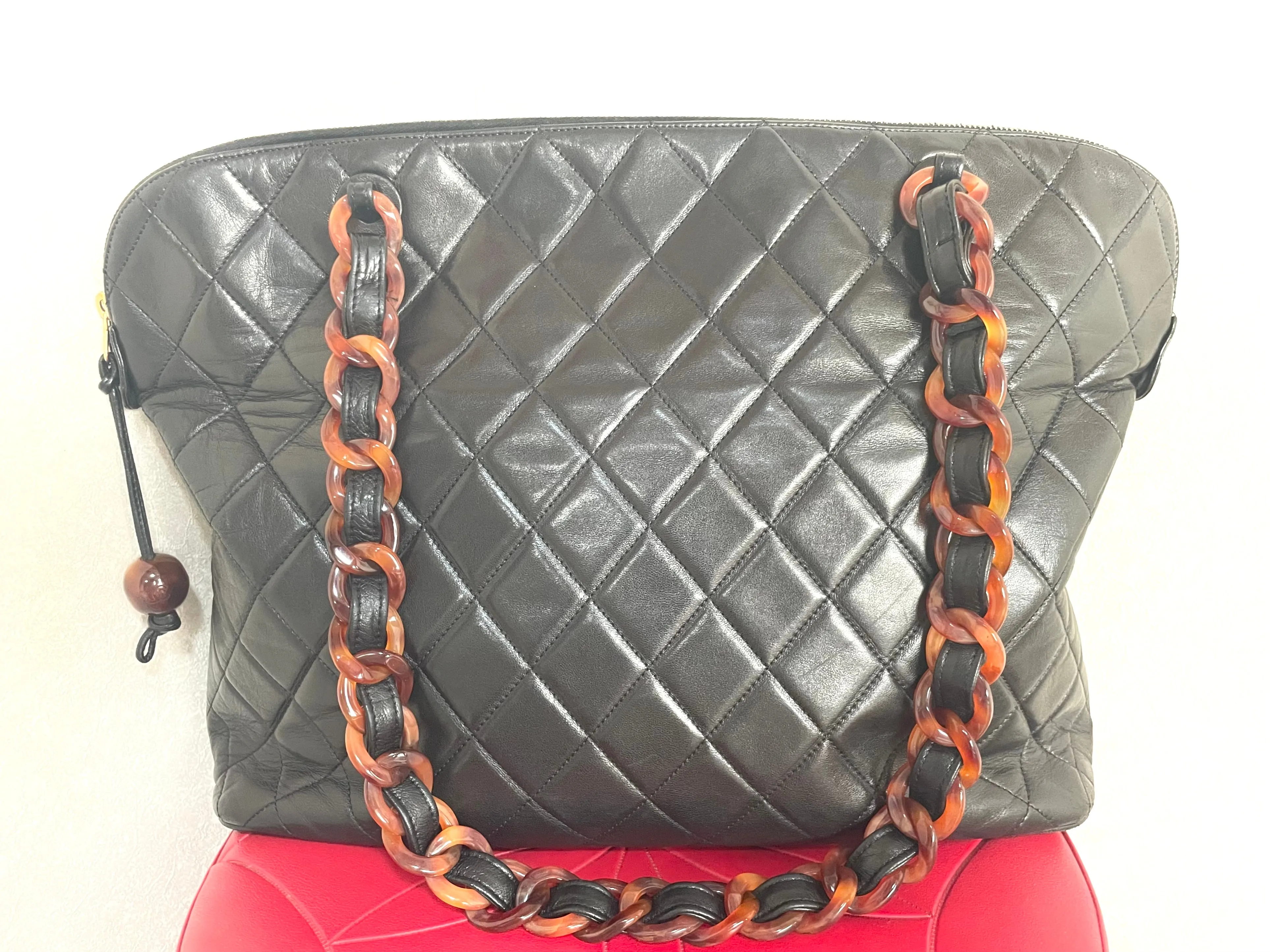 Vintage CHANEL black lambskin large tote bag with brown plastic chains and CC mark charm to the LAMPO zipper. 050206ac3