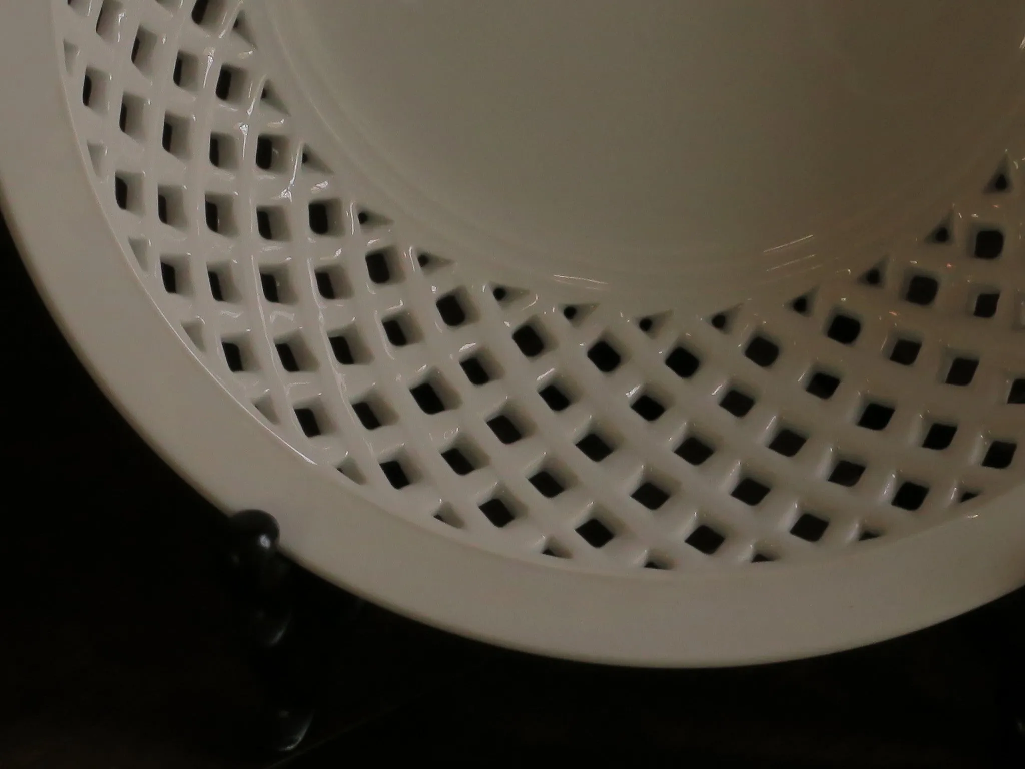 White Porcelain Strawberry Lattice Bowl